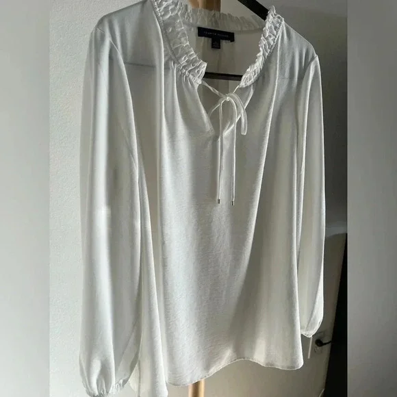 Tommy Hilfiger top, created a solid-color style that's wearable. Size X-large - Picture 6 of 13